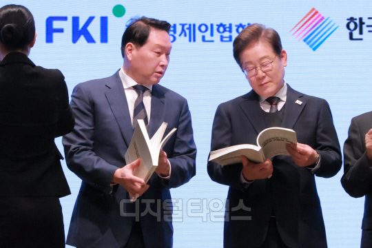 이재명(오른쪽) 더불어민주당 대선 후보가 8일 서울 중구 대한상공회의소에서 열린 경제5단체 간담회에서 최태원 대한상공회의소 회장과 정책 제언집을 살펴보고 있다. 이슬기기자 9904sul@